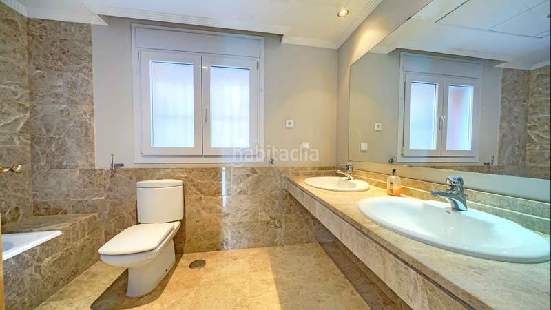 Foto 276f52d4-ac8e-4576-b952-df4e08aba2bd. Casa villa independiente en urbanización Santa Clara en primera linea de golf en venta. en Marbella