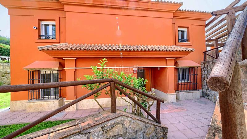 Foto 27a6f1f6-3ae4-46b6-a4c4-3280e420266f. Casa villa independiente en urbanización Santa Clara en primera linea de golf en venta. en Marbella