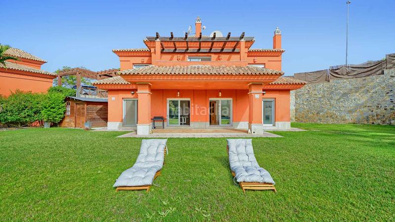 Foto 30d8fd69-1d8a-46e5-a43b-31f39ffdcb82. Casa villa independiente en urbanización Santa Clara en primera linea de golf en venta. en Marbella