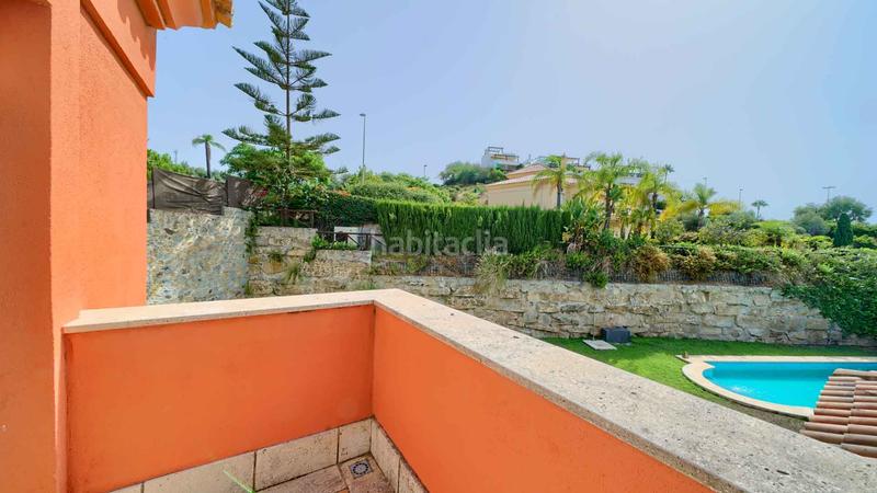 Foto 40bb597e-cd0d-4fce-829e-d25da4a4d319. Casa villa independiente en urbanización Santa Clara en primera linea de golf en venta. en Marbella