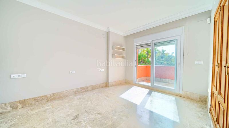 Foto 42796b50-d0a2-4831-82a7-cbe9bed72715. Casa villa independiente en urbanización Santa Clara en primera linea de golf en venta. en Marbella