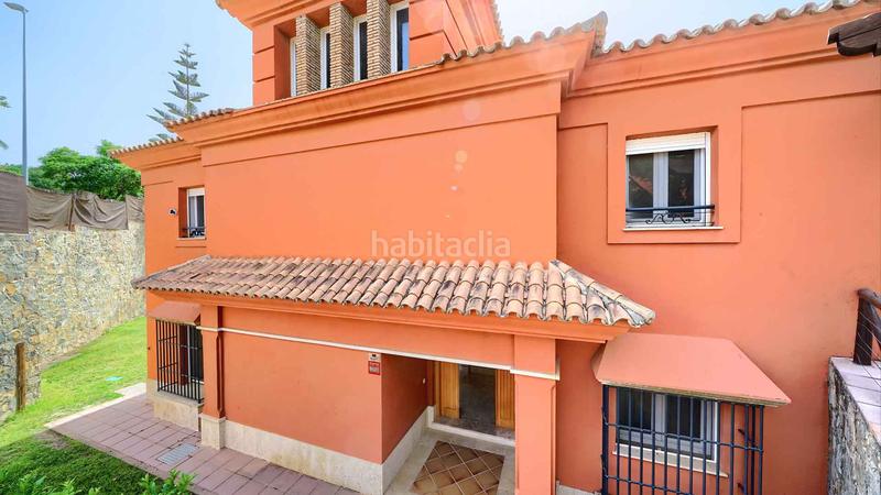 Foto 467423bc-0072-4d48-976a-05e651789f45. Casa villa independiente en urbanización Santa Clara en primera linea de golf en venta. en Marbella