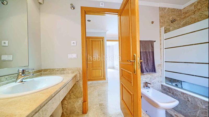 Foto 4c0fa52d-069f-426d-908e-9a37d122e81f. Casa villa independiente en urbanización Santa Clara en primera linea de golf en venta. en Marbella