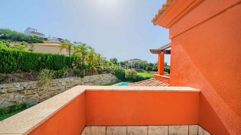 Foto 4e7c213b-6669-4aa4-8dc9-95aefa0492ec. Casa villa independiente en urbanización Santa Clara en primera linea de golf en venta. en Marbella
