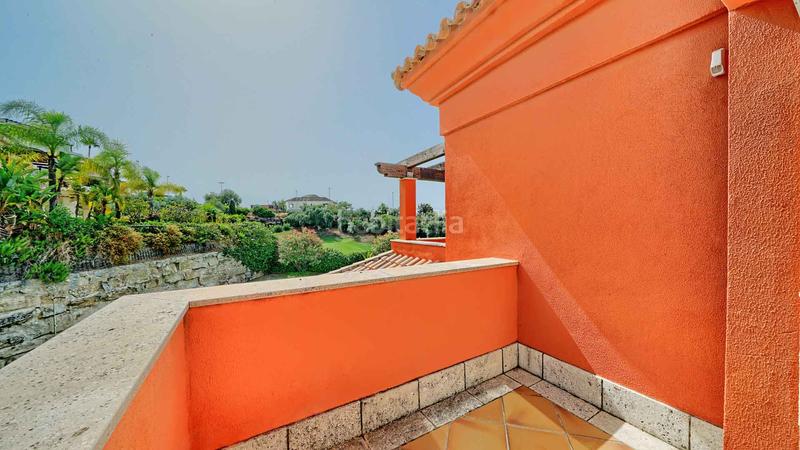 Foto 61317415-64ac-4ec4-a6fc-442697e79c91. Casa villa independiente en urbanización Santa Clara en primera linea de golf en venta. en Marbella