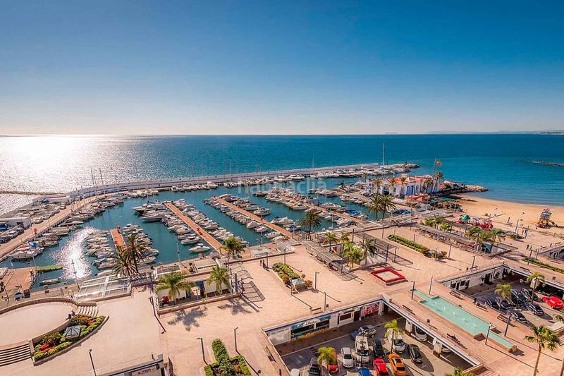 Foto 66a826b7-1c90-4a86-8fe2-c01834a47a9c. Casa villa independiente en urbanización Santa Clara en primera linea de golf en venta. en Marbella