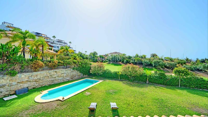 Foto 72601fe3-330e-48d8-83d5-db458862d0af. Casa villa independiente en urbanización Santa Clara en primera linea de golf en venta. en Marbella