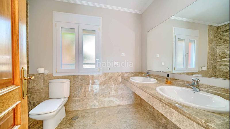 Foto 7f76e337-23e3-40f5-b4bc-f85e9e819704. Casa villa independiente en urbanización Santa Clara en primera linea de golf en venta. en Marbella