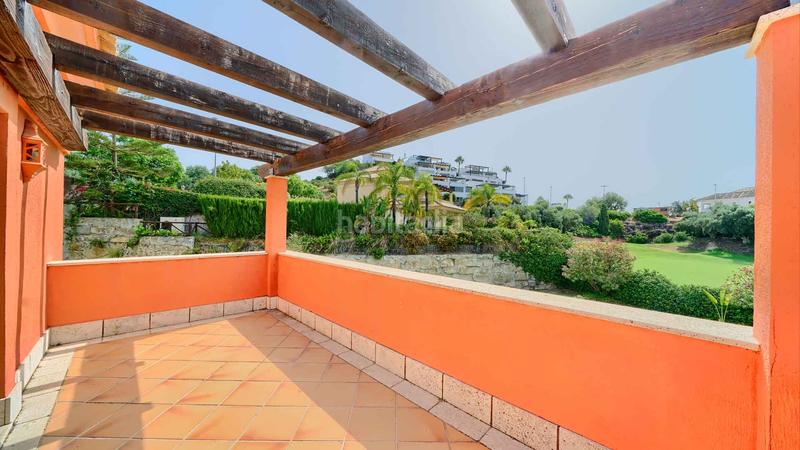 Foto 7f8fff1c-3288-46a3-8640-7f26ab8d4113. Casa villa independiente en urbanización Santa Clara en primera linea de golf en venta. en Marbella