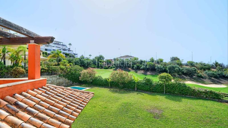 Foto 8416bd49-44a6-48b8-add4-207d4dfeee8f. Casa villa independiente en urbanización Santa Clara en primera linea de golf en venta. en Marbella