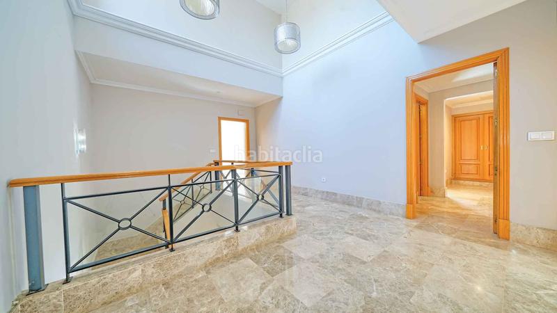 Foto 9616fcd2-249b-447a-af2d-ae57550f0064. Casa villa independiente en urbanización Santa Clara en primera linea de golf en venta. en Marbella