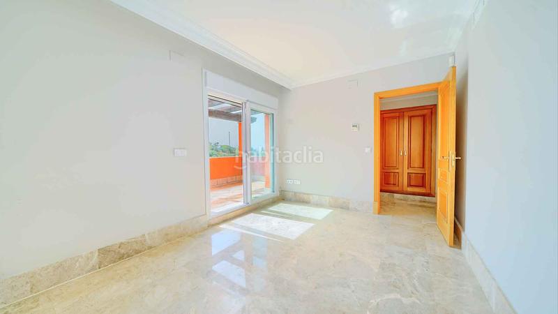 Foto 9c377acd-02ca-46ae-a33a-fd98a7c5c5a5. Casa villa independiente en urbanización Santa Clara en primera linea de golf en venta. en Marbella