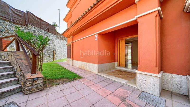Foto a2b11b40-8df3-4cb1-9b9e-19129043c0c7. Casa villa independiente en urbanización Santa Clara en primera linea de golf en venta. en Marbella