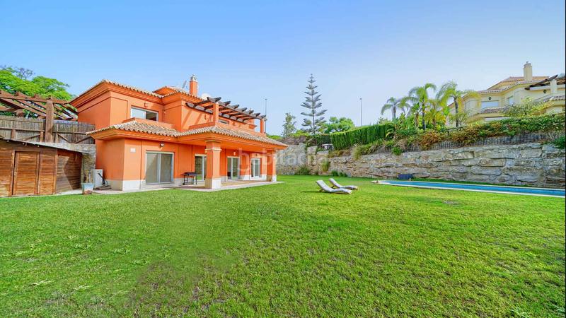 Foto a97dc9b5-c1ff-4a53-b7a2-7298056830b0. Casa villa independiente en urbanización Santa Clara en primera linea de golf en venta. en Marbella