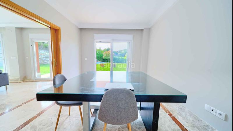 Foto b522c06c-b161-439c-9ed1-11b84d46a440. Casa villa independiente en urbanización Santa Clara en primera linea de golf en venta. en Marbella