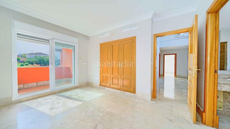 Foto b54db30a-45b9-483f-bde2-25623cf1d488. Casa villa independiente en urbanización Santa Clara en primera linea de golf en venta. en Marbella