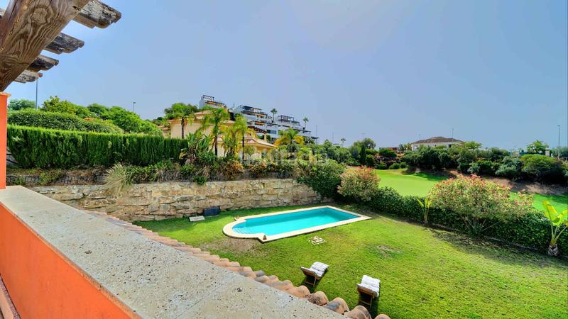 Foto bb9feb05-8795-43d6-b585-10b125febe10. Casa villa independiente en urbanización Santa Clara en primera linea de golf en venta. en Marbella