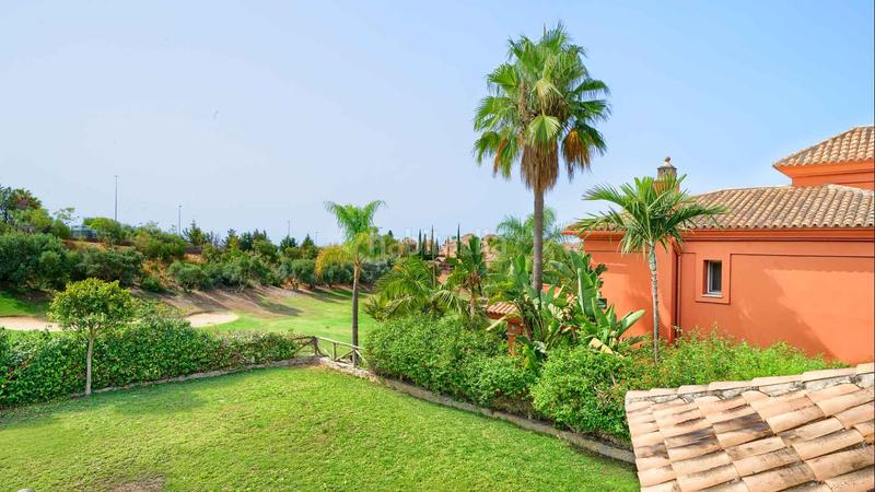 Foto bffba325-987e-4b4b-a895-67b965800322. Casa villa independiente en urbanización Santa Clara en primera linea de golf en venta. en Marbella