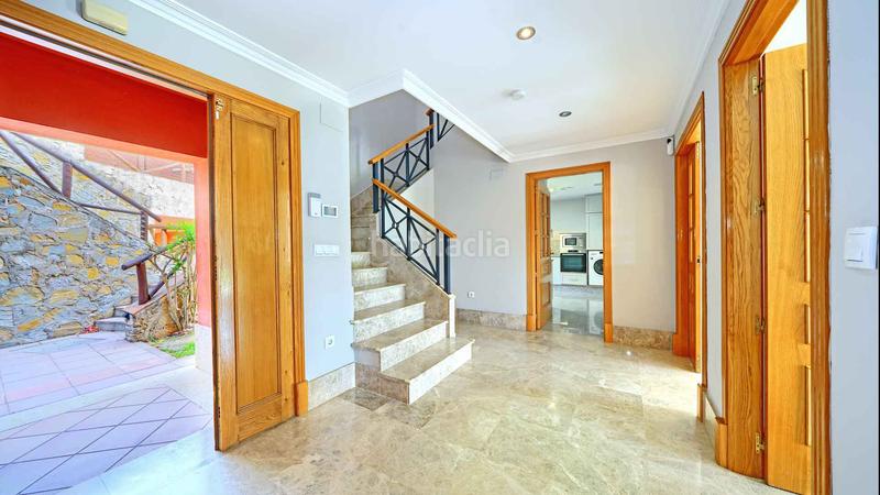 Foto c550925a-ca92-4dc1-95e6-b9e7978964ae. Casa villa independiente en urbanización Santa Clara en primera linea de golf en venta. en Marbella