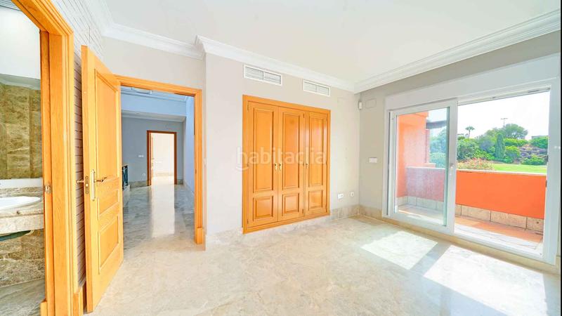 Foto c7041817-a4cf-490b-812f-9d157d7cfca5. Casa villa independiente en urbanización Santa Clara en primera linea de golf en venta. en Marbella