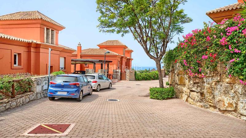 Foto cc383671-fd1e-461b-8786-fa15fd56b7e1. Casa villa independiente en urbanización Santa Clara en primera linea de golf en venta. en Marbella