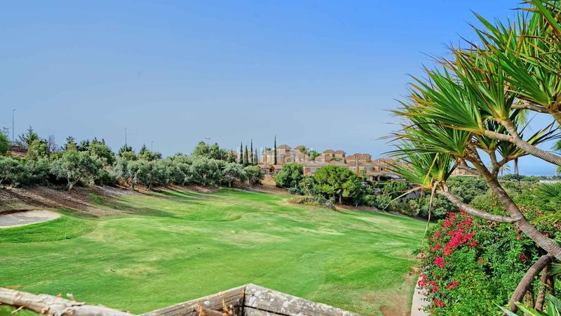 Foto d1f9c14f-79ab-445a-a4d9-dfba7bd20626. Casa villa independiente en urbanización Santa Clara en primera linea de golf en venta. en Marbella