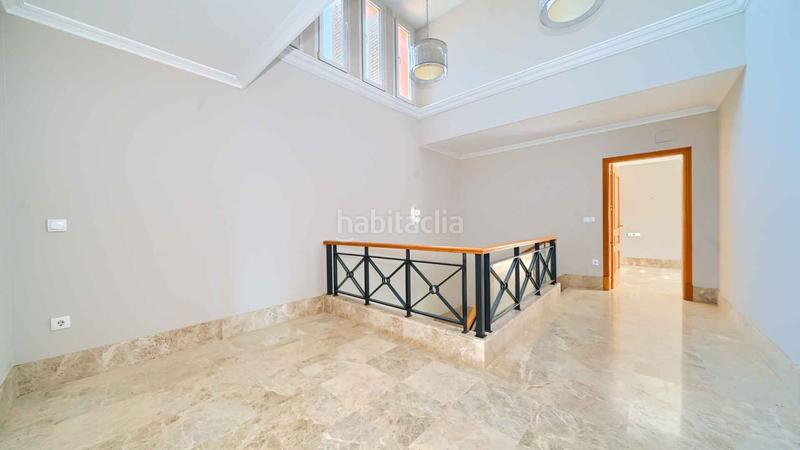 Foto da41b8ff-03be-4cf1-9f7f-948b8726a4d3. Casa villa independiente en urbanización Santa Clara en primera linea de golf en venta. en Marbella