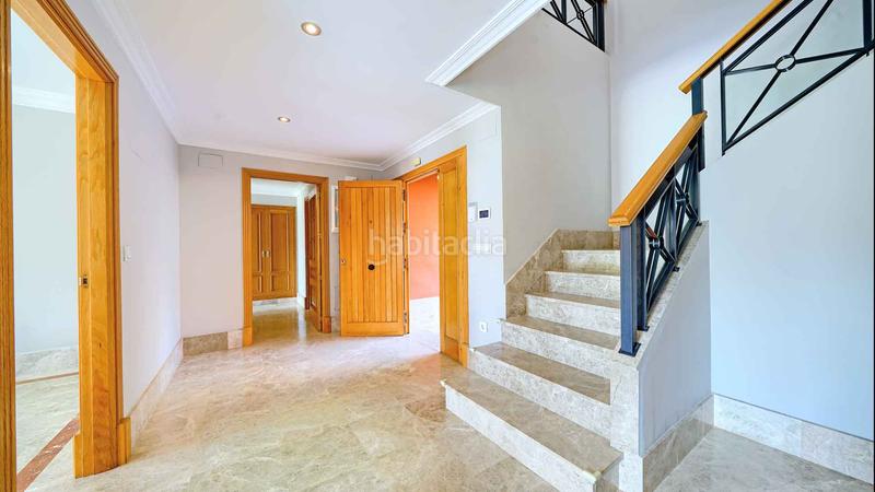 Foto dc99a189-563d-43d8-a542-207001504da9. Casa villa independiente en urbanización Santa Clara en primera linea de golf en venta. en Marbella