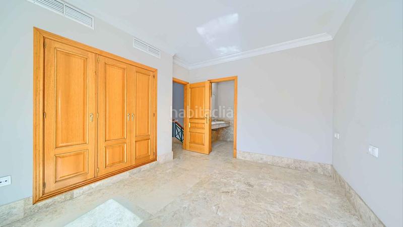 Foto e71cd2f7-6ca5-4f0d-bc40-4b867e50a50d. Casa villa independiente en urbanización Santa Clara en primera linea de golf en venta. en Marbella