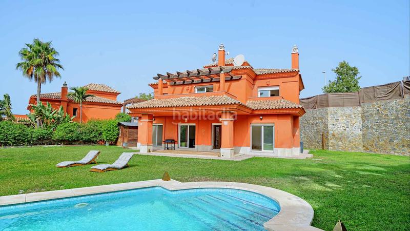 Foto eec9dd65-3c75-4f0f-81d5-2fa6ad23966a. Casa villa independiente en urbanización Santa Clara en primera linea de golf en venta. en Marbella