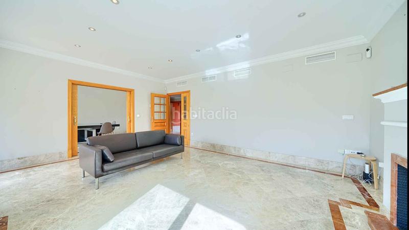 Foto f43da8f0-cd3b-4d00-a835-713713bdcb27. Casa villa independiente en urbanización Santa Clara en primera linea de golf en venta. en Marbella