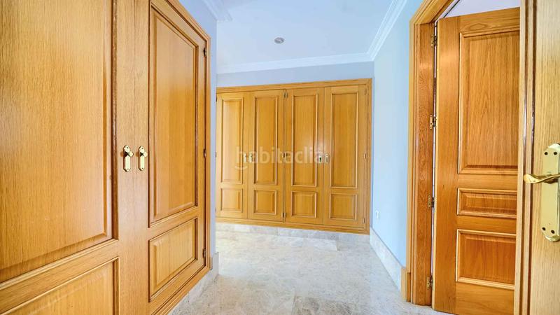 Foto f4f74917-8a7b-406d-88c0-572378fd5f95. Casa villa independiente en urbanización Santa Clara en primera linea de golf en venta. en Marbella