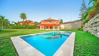 Casa a Santa Clara. Villa independiente en urbanización santa clara en primera linea