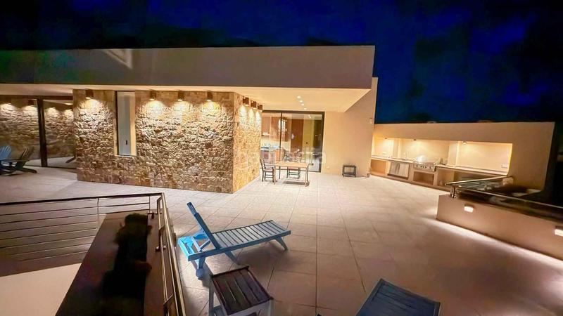 Foto 370ed877-bcce-4fc9-9fdc-601a015bac38. Casa villa en Elviria con vistas panorámicas al mar en venta en Marbella