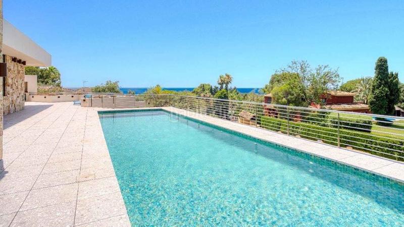 Foto 380d60f6-768d-464f-905e-91415fd60b69. Casa villa en Elviria con vistas panorámicas al mar en venta en Marbella