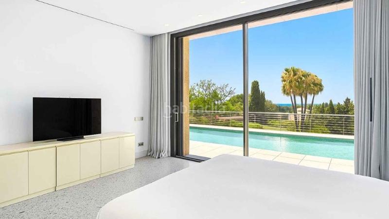 Foto 8af97d63-3972-434e-bb66-6a3073f63263. Casa villa en Elviria con vistas panorámicas al mar en venta en Marbella