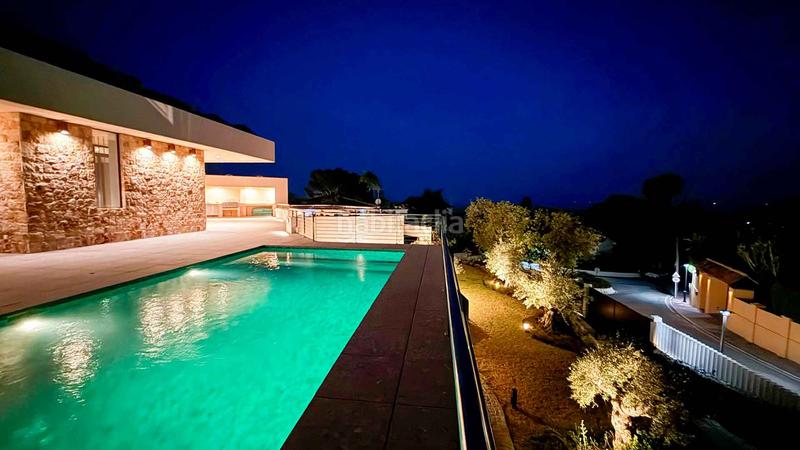 Foto aa982b07-73ee-45fa-979c-8f7173842d64. Casa villa en Elviria con vistas panorámicas al mar en venta en Marbella