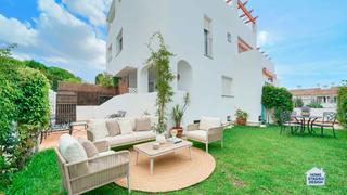 Maison jumelée à Nagüeles Alto. Casa adosada en urbanización las cumbres de marbella para reform