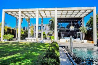 Casa a Nueva Atalaya. Villa en estepona junto a la playa y el golf en venta