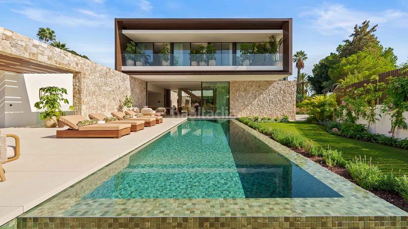 Foto 8a0cf5a4-d37b-4b4d-9704-cff3461e8a6b. Casa amb aparcament piscina a lomas de Marbella club Marbella