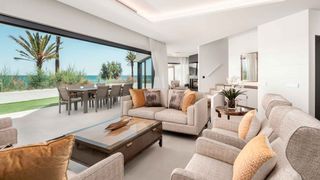Casa adossada a Guadalobón. Adosada frontal al mar en primera línea de playa en estepona en