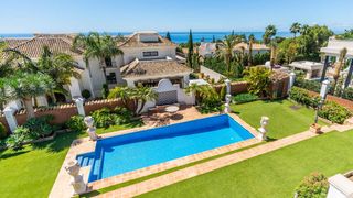 Casa in Bach-ur sierra blanca 21. Villa en sierra blanca con vistas al mar en venta