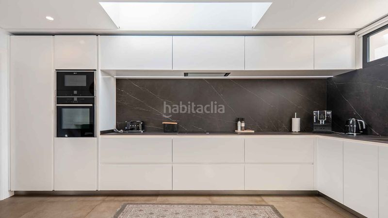 Foto bc096e2c-9657-4b80-96eb-5ca4becaa81b. Casa amb aparcament piscina a Los Naranjos Marbella