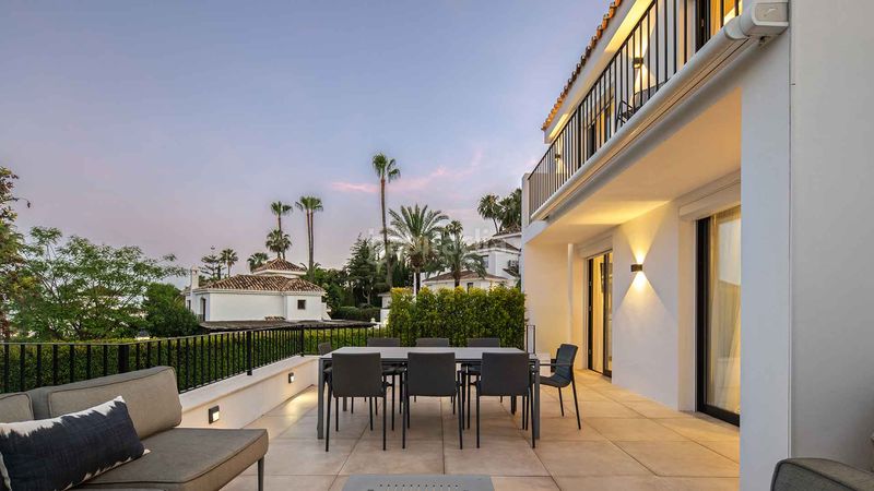 Foto c687e3c8-37be-494d-bab6-1c6542c4634a. Casa amb aparcament piscina a Los Naranjos Marbella