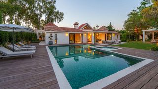 Casa en Maria de tudor 2. Villa en venta en puerto banús, marbella, lado playa