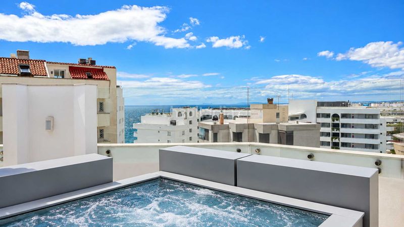 Foto 131b3f48-c6d1-4b6a-b47f-2ce6a233e445. Àtic amb aparcament piscina a Playa de la Fontanilla Marbella