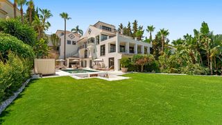 Haus  Calderon de la barca-nva 10. Villa en venta en nueva andalucía con vistas al mar
