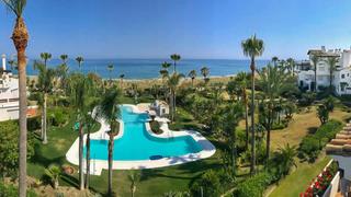 Apartament a Villacana - Costalita - Saladillo. Apartamento en estepona con vistas al mar en primera línea de pl