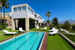 Casa en Nueva Atalaya. Villa en estepona en primera línea de golf a la venta