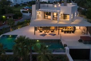 Casa en Aloha. Villa en parcelas del golf en comunidad cerrada en nueva andaluc